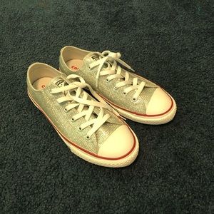 Never Worn Girls size 5 low top sequin Converse